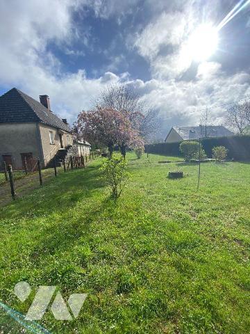 A vendre à Pleaux (CANTAL), dans un cadre verdoyant et calme, une maison à rénover, mitoyenne s...