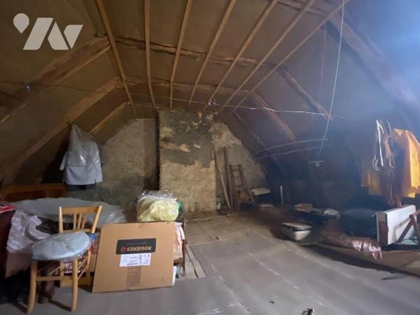 A vendre à Pleaux (CANTAL), dans un cadre verdoyant et calme, une maison à rénover, mitoyenne s...