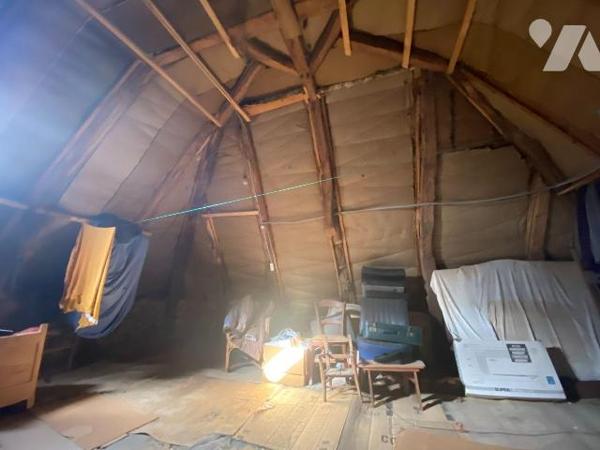 A vendre à Pleaux (CANTAL), dans un cadre verdoyant et calme, une maison à rénover, mitoyenne s...