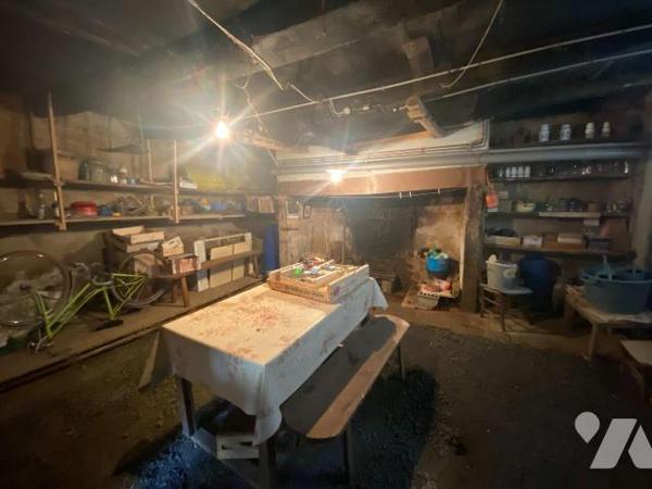 A vendre à Pleaux (CANTAL), dans un cadre verdoyant et calme, une maison à rénover, mitoyenne s...