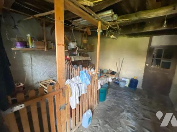 A vendre à Pleaux (CANTAL), dans un cadre verdoyant et calme, une maison à rénover, mitoyenne s...