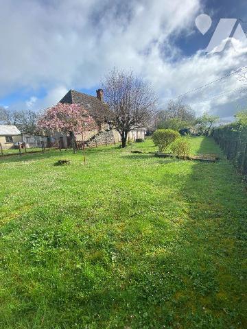 A vendre à Pleaux (CANTAL), dans un cadre verdoyant et calme, une maison à rénover, mitoyenne s...
