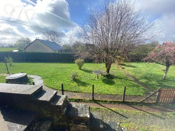 A vendre à Pleaux (CANTAL), dans un cadre verdoyant et calme, une maison à rénover, mitoyenne s...