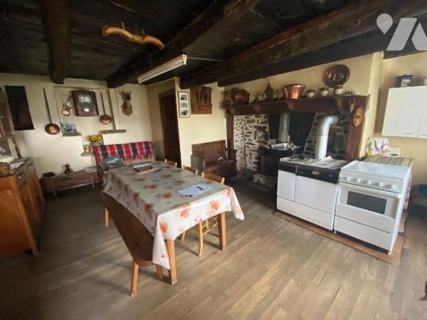 A vendre à Pleaux (CANTAL), dans un cadre verdoyant et calme, une maison à rénover, mitoyenne s...
