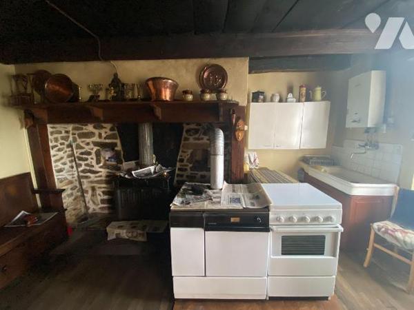 A vendre à Pleaux (CANTAL), dans un cadre verdoyant et calme, une maison à rénover, mitoyenne s...