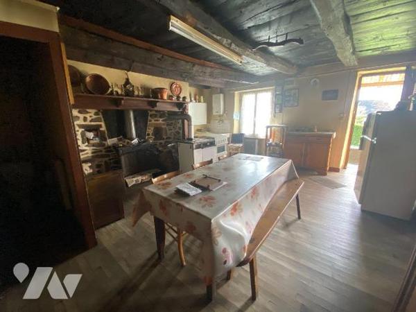A vendre à Pleaux (CANTAL), dans un cadre verdoyant et calme, une maison à rénover, mitoyenne s...