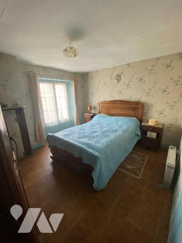 A vendre à Pleaux (CANTAL), dans un cadre verdoyant et calme, une maison à rénover, mitoyenne s...