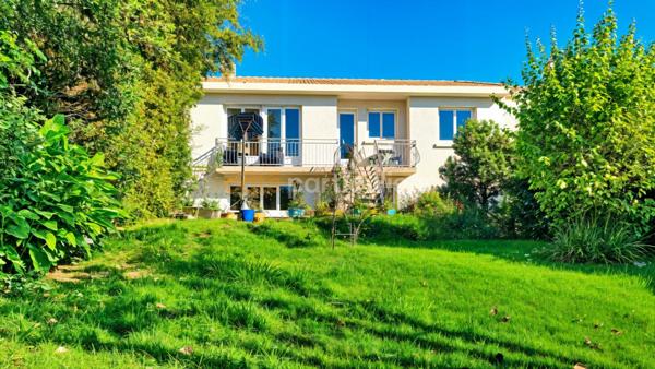 Vente Maison145 m² - 6 Pièces - LA ROCHE SUR YON (85000)