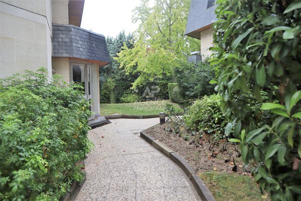 Appartement Chatou bas 3 pièce(s) - 81 m² 520 000 € **  - Référence  V10010300