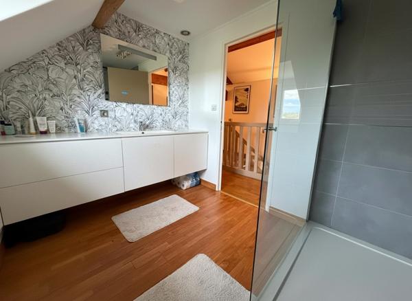 Maison lumineuse avec espace extérieur généreux