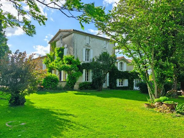 Très bel ensemble en pierre, maison d'habitation, gîte indépendant, granges, dépendances, piscine, parc clôt arboré