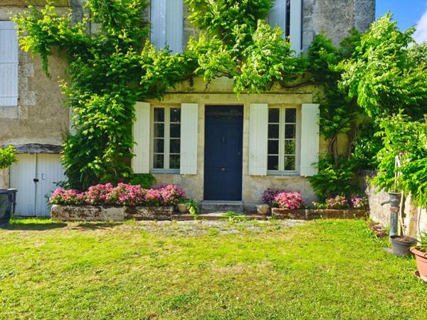 Très bel ensemble en pierre, maison d'habitation, gîte indépendant, granges, dépendances, piscine, parc clôt arboré