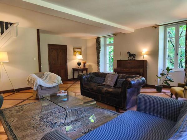 Très bel ensemble en pierre, maison d'habitation, gîte indépendant, granges, dépendances, piscine, parc clôt arboré