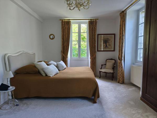 Très bel ensemble en pierre, maison d'habitation, gîte indépendant, granges, dépendances, piscine, parc clôt arboré