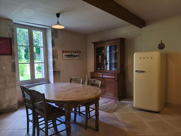 Très bel ensemble en pierre, maison d'habitation, gîte indépendant, granges, dépendances, piscine, parc clôt arboré