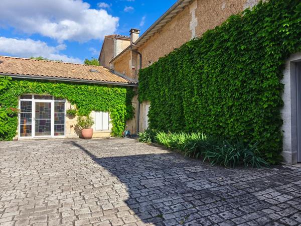 Très bel ensemble en pierre, maison d'habitation, gîte indépendant, granges, dépendances, piscine, parc clôt arboré