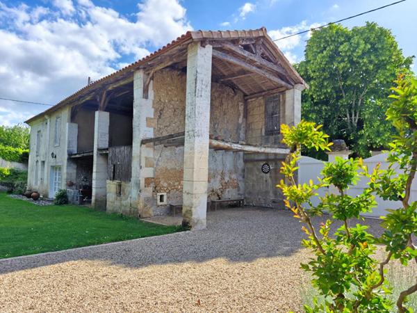 Très bel ensemble en pierre, maison d'habitation, gîte indépendant, granges, dépendances, piscine, parc clôt arboré