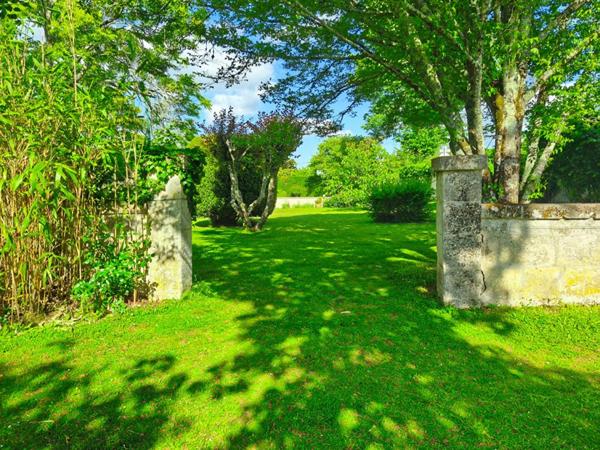 Très bel ensemble en pierre, maison d'habitation, gîte indépendant, granges, dépendances, piscine, parc clôt arboré