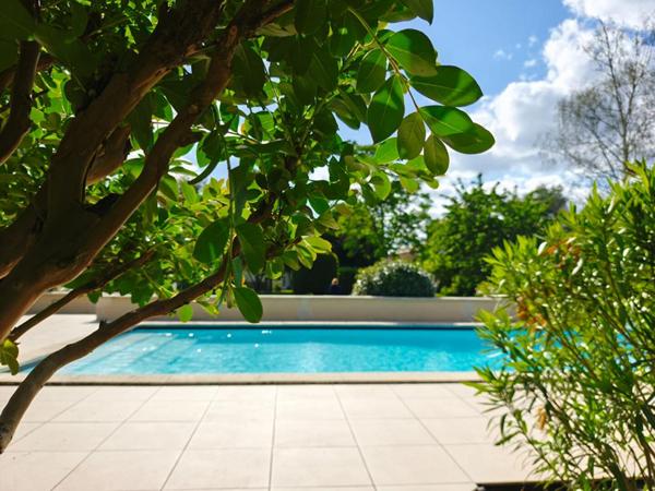 Très bel ensemble en pierre, maison d'habitation, gîte indépendant, granges, dépendances, piscine, parc clôt arboré