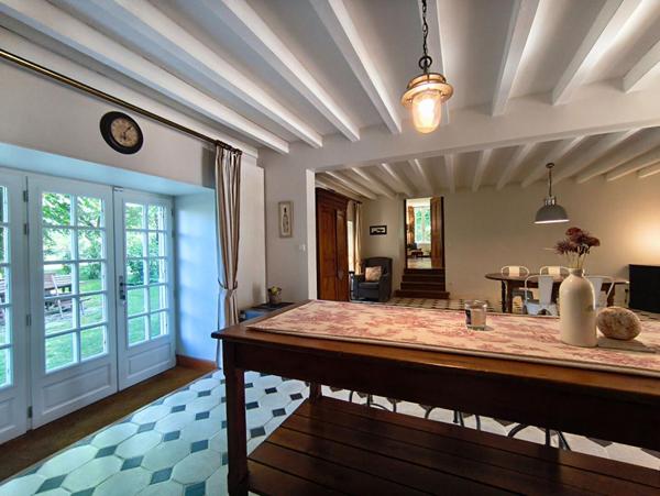 Très bel ensemble en pierre, maison d'habitation, gîte indépendant, granges, dépendances, piscine, parc clôt arboré
