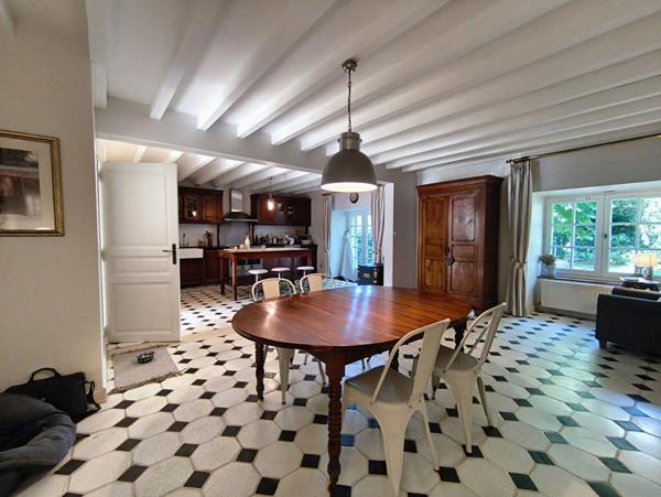 Très bel ensemble en pierre, maison d'habitation, gîte indépendant, granges, dépendances, piscine, parc clôt arboré