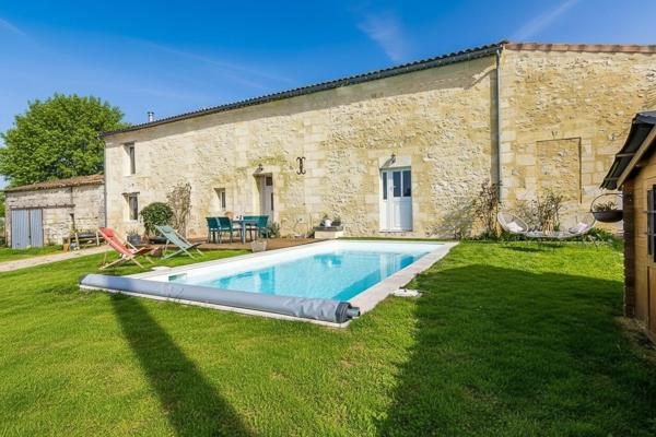 Maison en pierre rénovée avec piscine – Vue panoramique exceptionnelle et couchers de soleil – 4 chambres – À 15 min de Libourne et 10 min de Saint-André-de-Cubzac