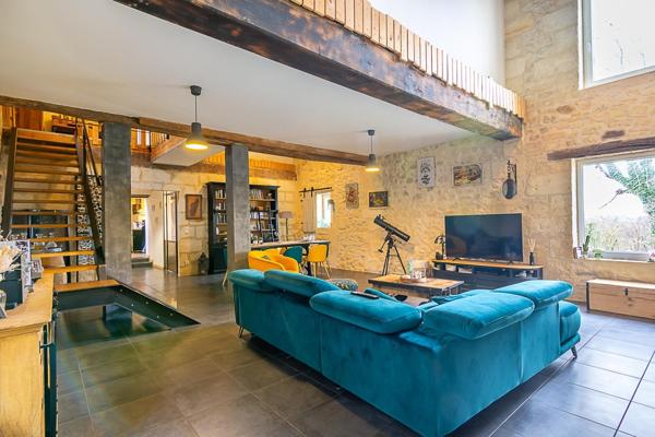 Maison en pierre rénovée avec piscine – Vue panoramique exceptionnelle et couchers de soleil – 4 chambres – À 15 min de Libourne et 10 min de Saint-André-de-Cubzac