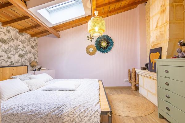 Maison en pierre rénovée avec piscine – Vue panoramique exceptionnelle et couchers de soleil – 4 chambres – À 15 min de Libourne et 10 min de Saint-André-de-Cubzac
