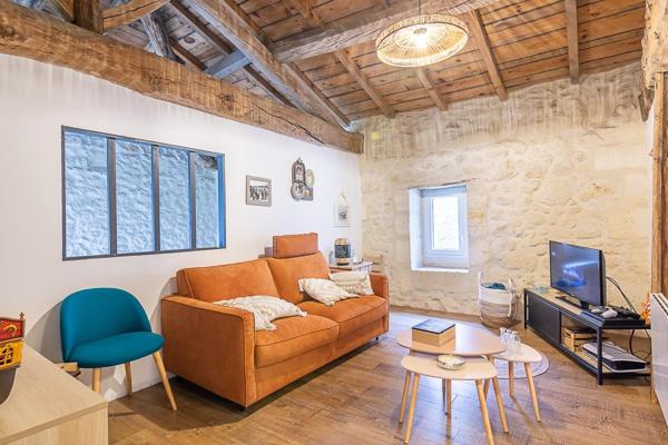 Maison en pierre rénovée avec piscine – Vue panoramique exceptionnelle et couchers de soleil – 4 chambres – À 15 min de Libourne et 10 min de Saint-André-de-Cubzac