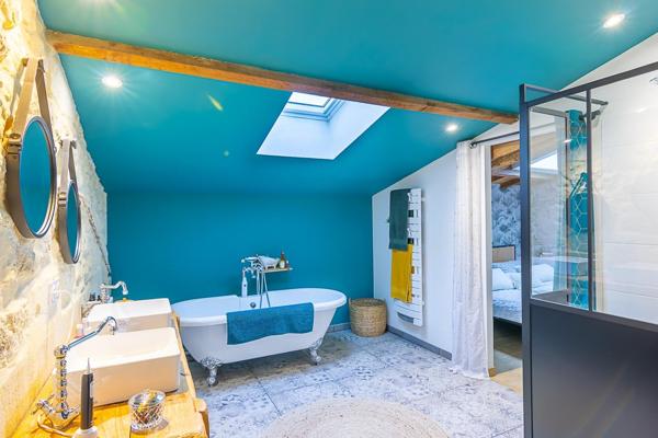 Maison en pierre rénovée avec piscine – Vue panoramique exceptionnelle et couchers de soleil – 4 chambres – À 15 min de Libourne et 10 min de Saint-André-de-Cubzac