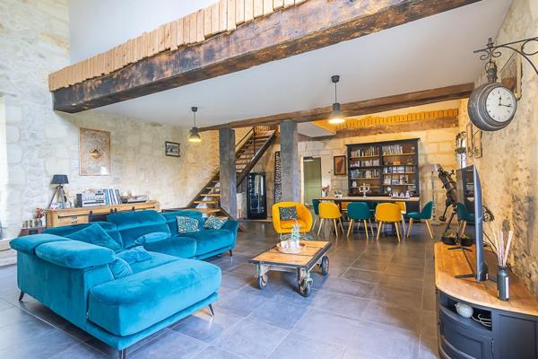 Maison en pierre rénovée avec piscine – Vue panoramique exceptionnelle et couchers de soleil – 4 chambres – À 15 min de Libourne et 10 min de Saint-André-de-Cubzac