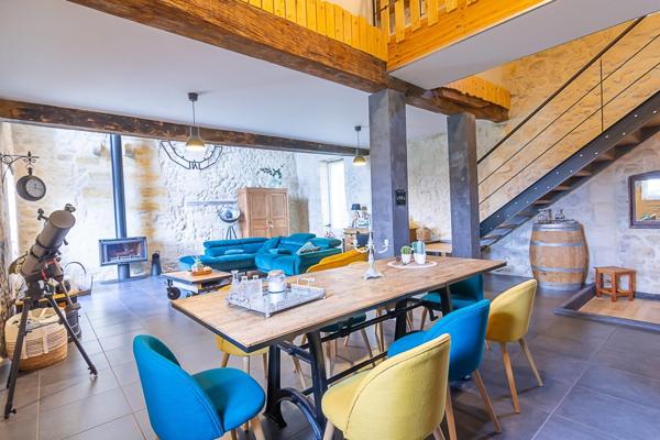 Maison en pierre rénovée avec piscine – Vue panoramique exceptionnelle et couchers de soleil – 4 chambres – À 15 min de Libourne et 10 min de Saint-André-de-Cubzac
