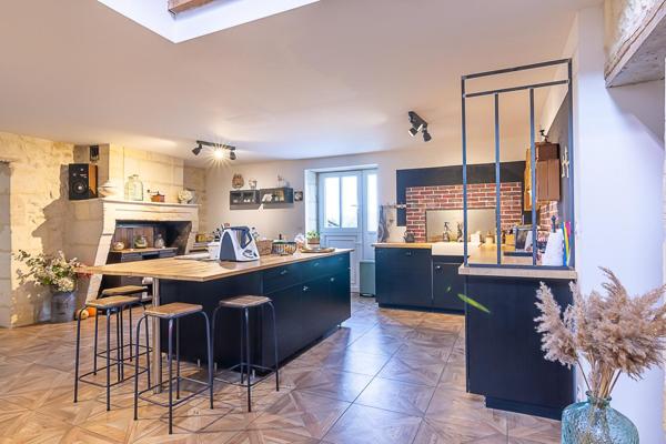 Maison en pierre rénovée avec piscine – Vue panoramique exceptionnelle et couchers de soleil – 4 chambres – À 15 min de Libourne et 10 min de Saint-André-de-Cubzac