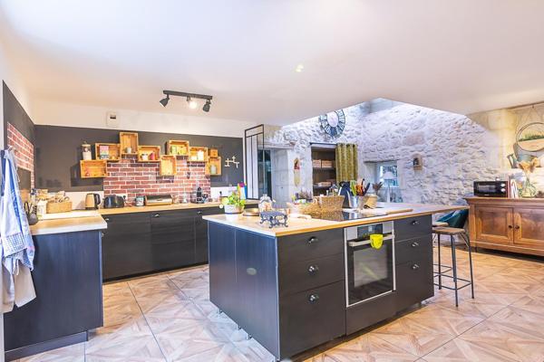 Maison en pierre rénovée avec piscine – Vue panoramique exceptionnelle et couchers de soleil – 4 chambres – À 15 min de Libourne et 10 min de Saint-André-de-Cubzac