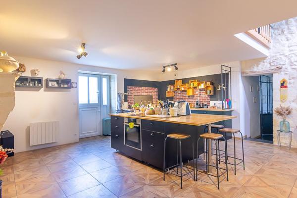 Maison en pierre rénovée avec piscine – Vue panoramique exceptionnelle et couchers de soleil – 4 chambres – À 15 min de Libourne et 10 min de Saint-André-de-Cubzac