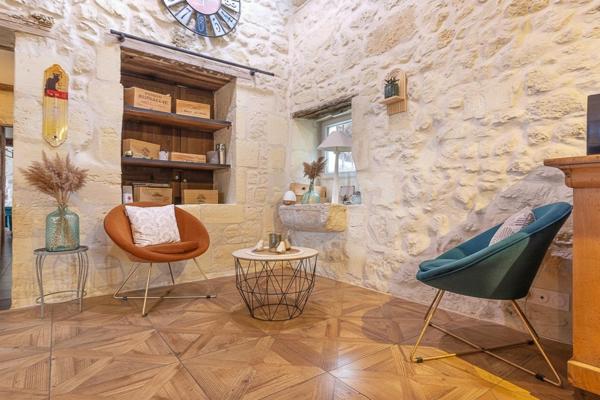 Maison en pierre rénovée avec piscine – Vue panoramique exceptionnelle et couchers de soleil – 4 chambres – À 15 min de Libourne et 10 min de Saint-André-de-Cubzac