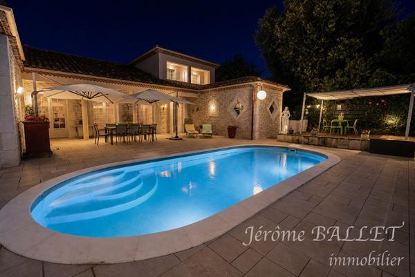 Maison
         5 pièces
        - 218 m² Exclusivité 340 000 € *