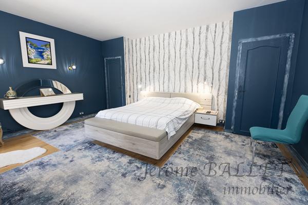 Maison
         5 pièces
        - 218 m² Exclusivité 340 000 € *
