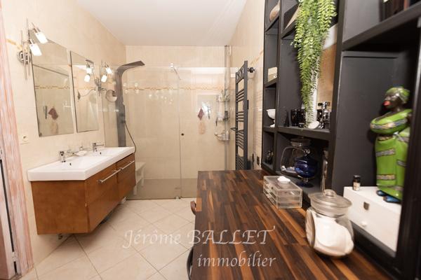 Maison
         5 pièces
        - 218 m² Exclusivité 340 000 € *