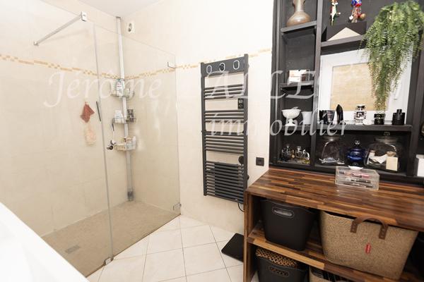 Maison
         5 pièces
        - 218 m² Exclusivité 340 000 € *