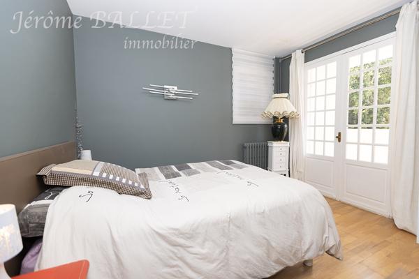 Maison
         5 pièces
        - 218 m² Exclusivité 340 000 € *