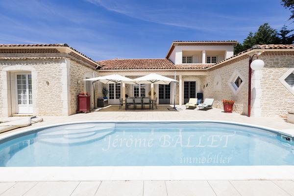 Maison
         5 pièces
        - 218 m² Exclusivité 340 000 € *