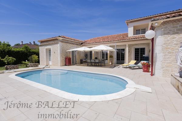 Maison
         5 pièces
        - 218 m² Exclusivité 340 000 € *