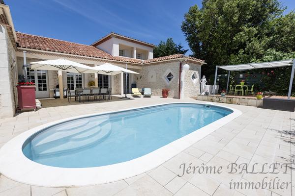 Maison
         5 pièces
        - 218 m² Exclusivité 340 000 € *