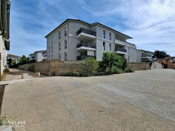 Coup de cœur assuré sur ce T3 en Rez-de-jardin de 57m² avec en sous-sol sécurisé :garage et place stationnemen