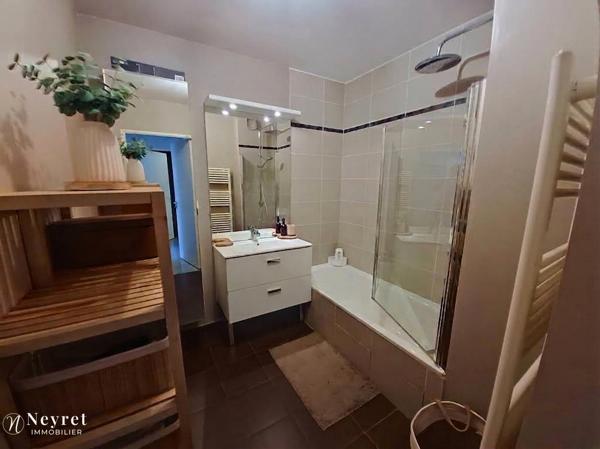 Coup de cœur assuré sur ce T3 en Rez-de-jardin de 57m² avec en sous-sol sécurisé :garage et place stationnemen