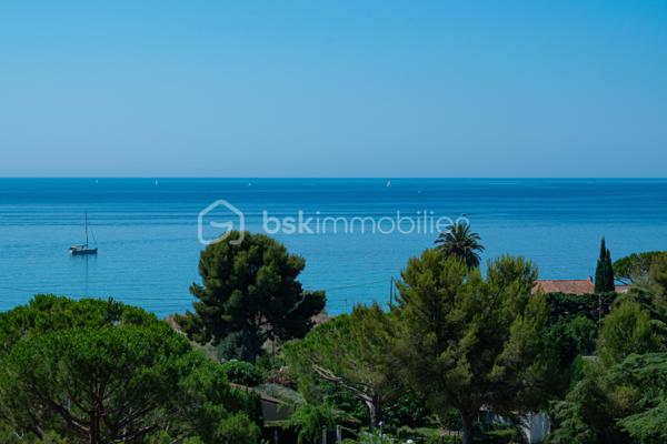 Découvrez ce magnifique appartement entièrement rénové, situé au premier étage, où confort, luminosité et panorama exceptionnel se conjuguent à la perfection.

Il se compose d'une entrée, d'une salle d'eau contemporaine, d'un coin nuit et d'un agréable séjour avec cuisine ouverte. Véritable pièce maîtresse de l'appartement, la belle terrasse vous offre une vue à couper le souffle sur la mer, l'Île Verte et toute la baie de La Ciotat.

À seulement 5 minutes à pied de la plage, profitez pleinement de la douceur de vivre méditerranéenne : baignades matinales, promenades en bord de mer et couchers de soleil deviendront votre quotidien.

Entièrement rénové avec goût, ce bien ne nécessite aucun travaux. Il conviendra parfaitement comme résidence principale, pied-à-terre ou investissement locatif.

Les atouts :

Appartement entièrement rénové
Premier étage
Coin nuit
Séjour avec cuisine ouverte
Belle terrasse avec vue mer panoramique
Vue imprenable sur l'Île Verte et toute la baie de La Ciotat
Plage accessible en seulement 5 minutes à pied
Aucun travaux à prévoir

Un bien rare, où chaque journée a le goût des vacances.