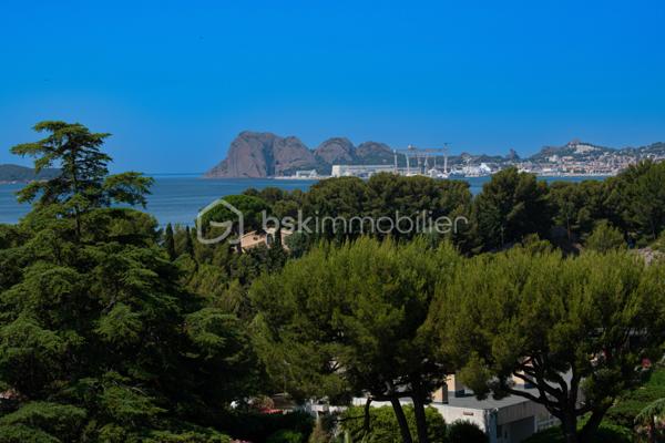 Découvrez ce magnifique appartement entièrement rénové, situé au premier étage, où confort, luminosité et panorama exceptionnel se conjuguent à la perfection.

Il se compose d'une entrée, d'une salle d'eau contemporaine, d'un coin nuit et d'un agréable séjour avec cuisine ouverte. Véritable pièce maîtresse de l'appartement, la belle terrasse vous offre une vue à couper le souffle sur la mer, l'Île Verte et toute la baie de La Ciotat.

À seulement 5 minutes à pied de la plage, profitez pleinement de la douceur de vivre méditerranéenne : baignades matinales, promenades en bord de mer et couchers de soleil deviendront votre quotidien.

Entièrement rénové avec goût, ce bien ne nécessite aucun travaux. Il conviendra parfaitement comme résidence principale, pied-à-terre ou investissement locatif.

Les atouts :

Appartement entièrement rénové
Premier étage
Coin nuit
Séjour avec cuisine ouverte
Belle terrasse avec vue mer panoramique
Vue imprenable sur l'Île Verte et toute la baie de La Ciotat
Plage accessible en seulement 5 minutes à pied
Aucun travaux à prévoir

Un bien rare, où chaque journée a le goût des vacances.
