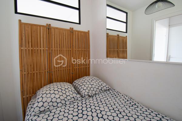 Découvrez ce magnifique appartement entièrement rénové, situé au premier étage, où confort, luminosité et panorama exceptionnel se conjuguent à la perfection.

Il se compose d'une entrée, d'une salle d'eau contemporaine, d'un coin nuit et d'un agréable séjour avec cuisine ouverte. Véritable pièce maîtresse de l'appartement, la belle terrasse vous offre une vue à couper le souffle sur la mer, l'Île Verte et toute la baie de La Ciotat.

À seulement 5 minutes à pied de la plage, profitez pleinement de la douceur de vivre méditerranéenne : baignades matinales, promenades en bord de mer et couchers de soleil deviendront votre quotidien.

Entièrement rénové avec goût, ce bien ne nécessite aucun travaux. Il conviendra parfaitement comme résidence principale, pied-à-terre ou investissement locatif.

Les atouts :

Appartement entièrement rénové
Premier étage
Coin nuit
Séjour avec cuisine ouverte
Belle terrasse avec vue mer panoramique
Vue imprenable sur l'Île Verte et toute la baie de La Ciotat
Plage accessible en seulement 5 minutes à pied
Aucun travaux à prévoir

Un bien rare, où chaque journée a le goût des vacances.