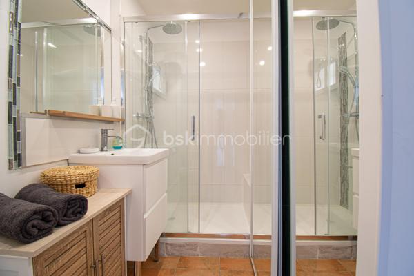 Découvrez ce magnifique appartement entièrement rénové, situé au premier étage, où confort, luminosité et panorama exceptionnel se conjuguent à la perfection.

Il se compose d'une entrée, d'une salle d'eau contemporaine, d'un coin nuit et d'un agréable séjour avec cuisine ouverte. Véritable pièce maîtresse de l'appartement, la belle terrasse vous offre une vue à couper le souffle sur la mer, l'Île Verte et toute la baie de La Ciotat.

À seulement 5 minutes à pied de la plage, profitez pleinement de la douceur de vivre méditerranéenne : baignades matinales, promenades en bord de mer et couchers de soleil deviendront votre quotidien.

Entièrement rénové avec goût, ce bien ne nécessite aucun travaux. Il conviendra parfaitement comme résidence principale, pied-à-terre ou investissement locatif.

Les atouts :

Appartement entièrement rénové
Premier étage
Coin nuit
Séjour avec cuisine ouverte
Belle terrasse avec vue mer panoramique
Vue imprenable sur l'Île Verte et toute la baie de La Ciotat
Plage accessible en seulement 5 minutes à pied
Aucun travaux à prévoir

Un bien rare, où chaque journée a le goût des vacances.